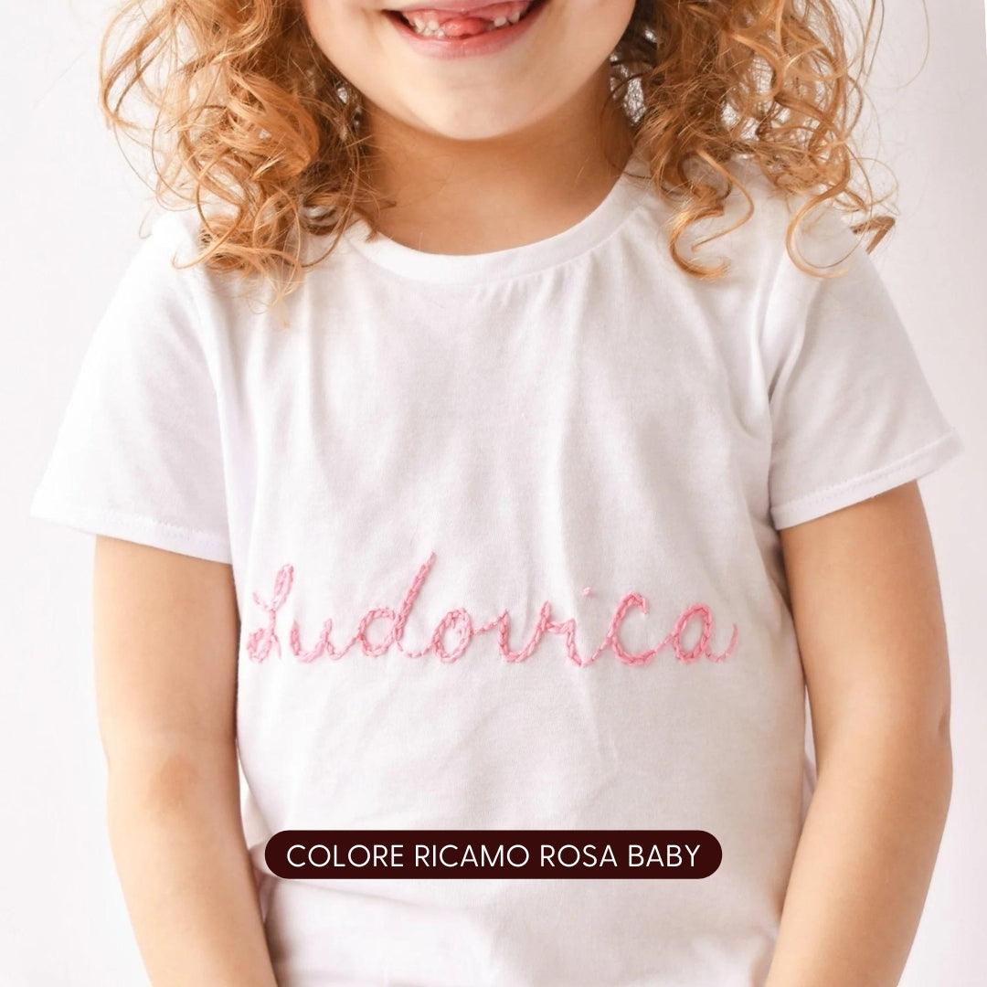 T-shirt per neonati e bambini in cotone 100%. Ricamo a mano del nome o iniziali. Unicità e comfort Made in Italy. Regala un capo speciale!